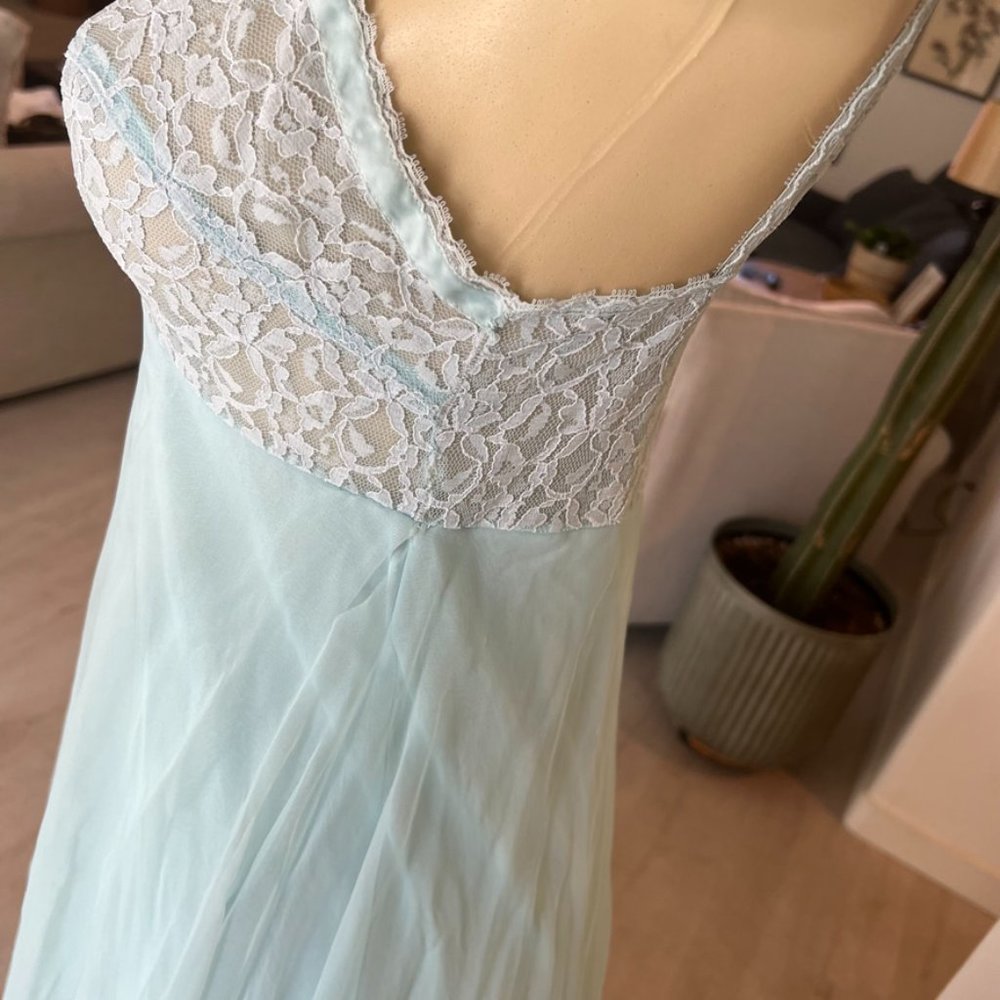 vintage lacy gown - Picture 6 of 9